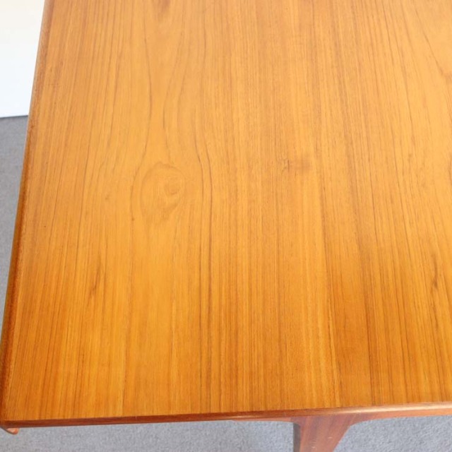 ヤンガーYOUNGER製　ダイニングテーブル