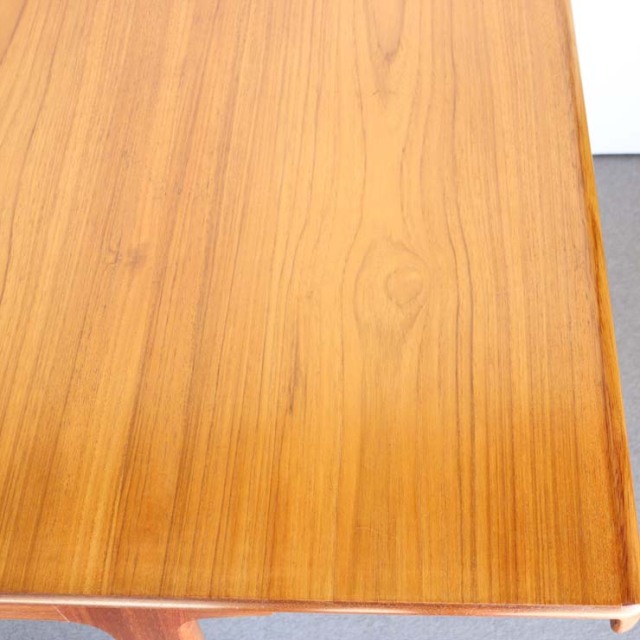 ヤンガーYOUNGER製　ダイニングテーブル