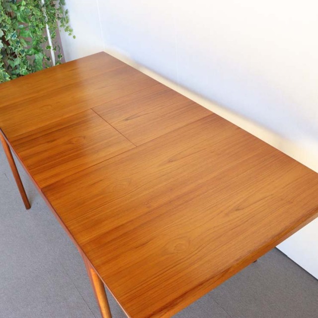 ヤンガーYOUNGER製　ダイニングテーブル