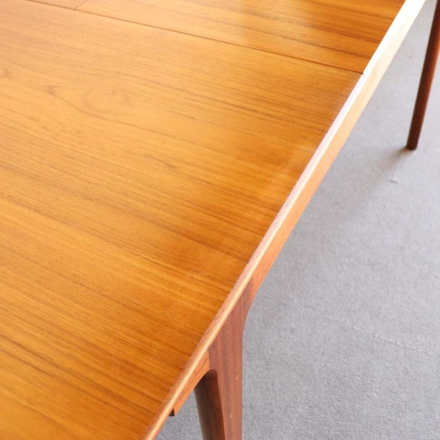 ヤンガーYOUNGER製　ダイニングテーブル