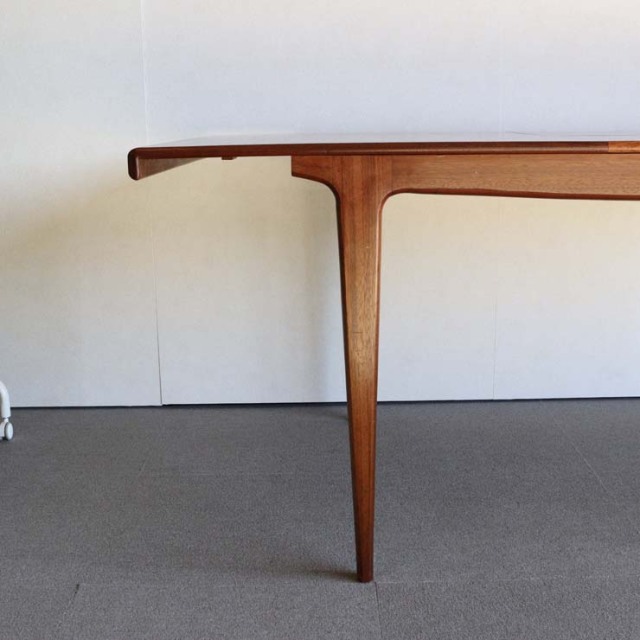 ヤンガーYOUNGER製　ダイニングテーブル