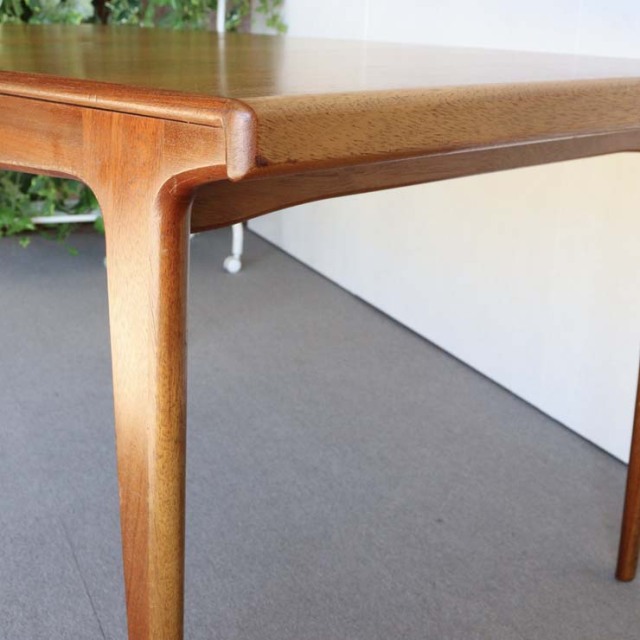 ヤンガーYOUNGER製　ダイニングテーブル