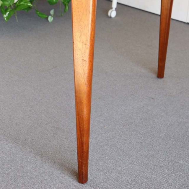 ヤンガーYOUNGER製　ダイニングテーブル