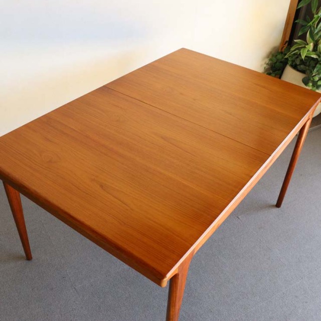 ヤンガーYOUNGER製　ダイニングテーブル