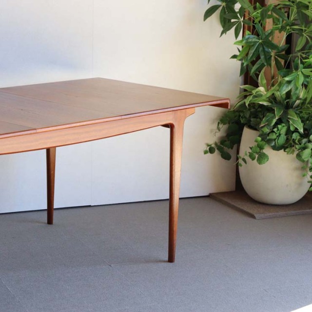 ヤンガーYOUNGER製　ダイニングテーブル