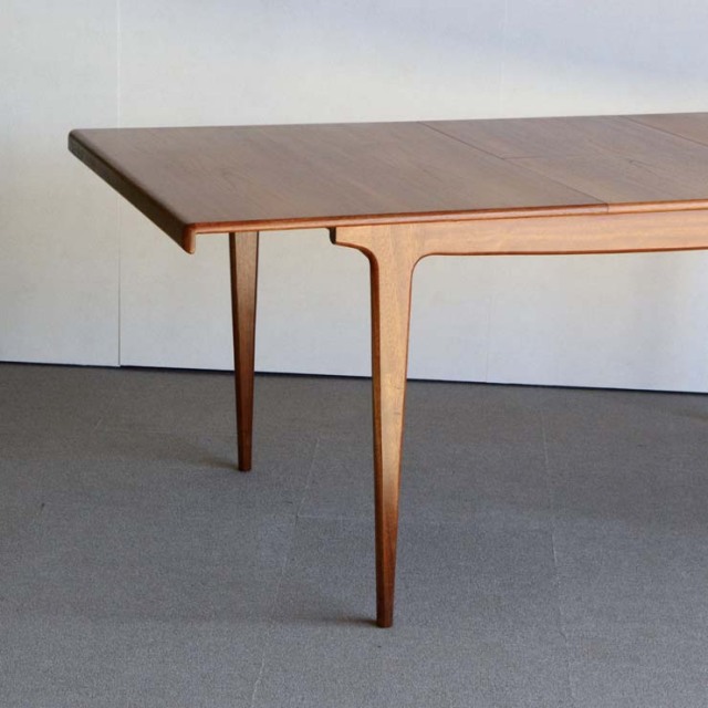 ヤンガーYOUNGER製　ダイニングテーブル