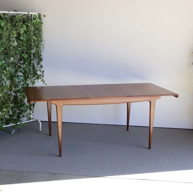 ヤンガーYOUNGER製　ダイニングテーブル