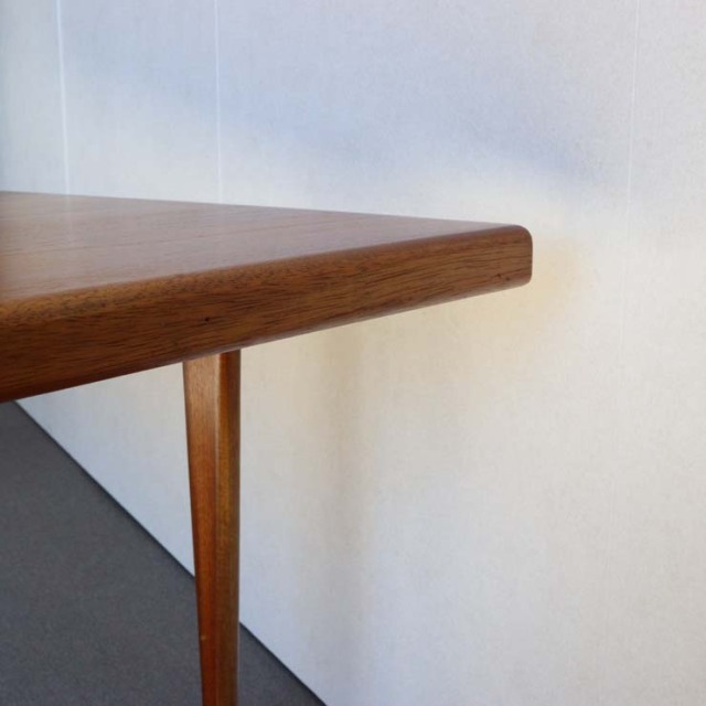 ヤンガーYOUNGER製　ダイニングテーブル