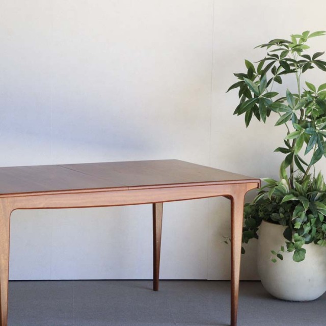 ヤンガーYOUNGER製　ダイニングテーブル