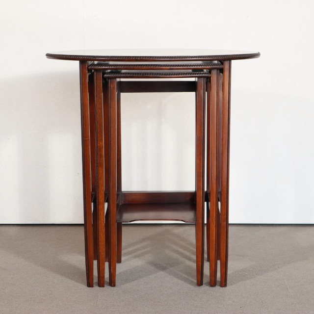 英国アンティークのネストテーブル