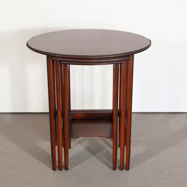 英国アンティークのネストテーブル