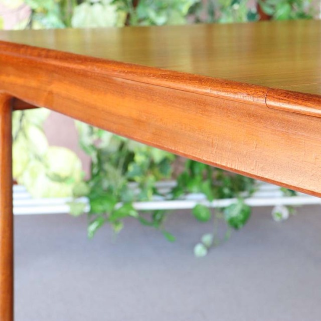 ヤンガーYOUNGER製　ダイニングテーブル