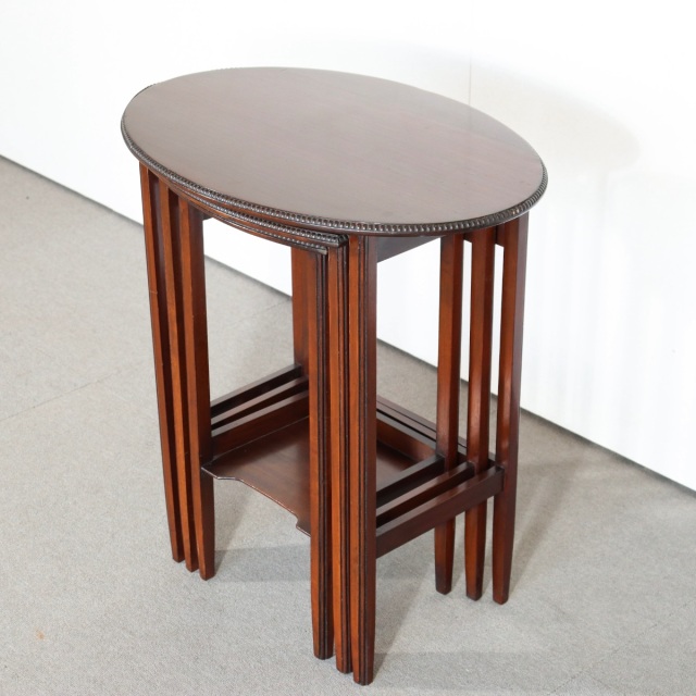 英国アンティークのネストテーブル