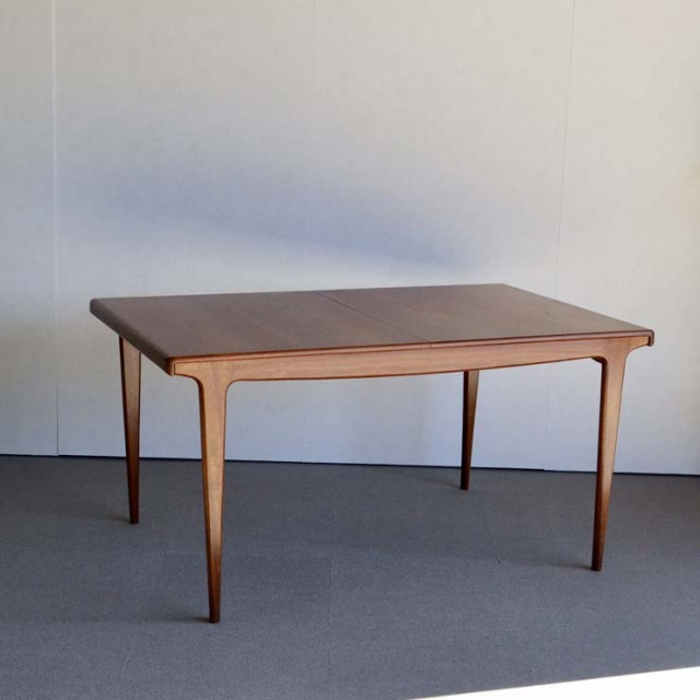 ヤンガーYOUNGER製　ダイニングテーブル