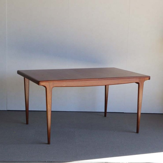 ヤンガーYOUNGER製　ダイニングテーブル