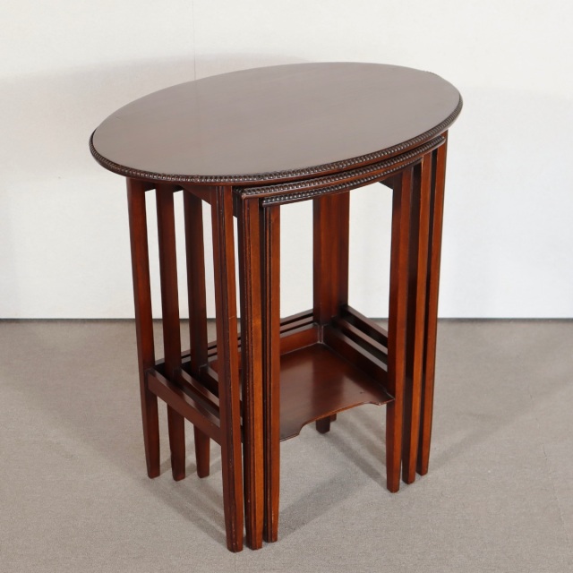 英国アンティークのネストテーブル