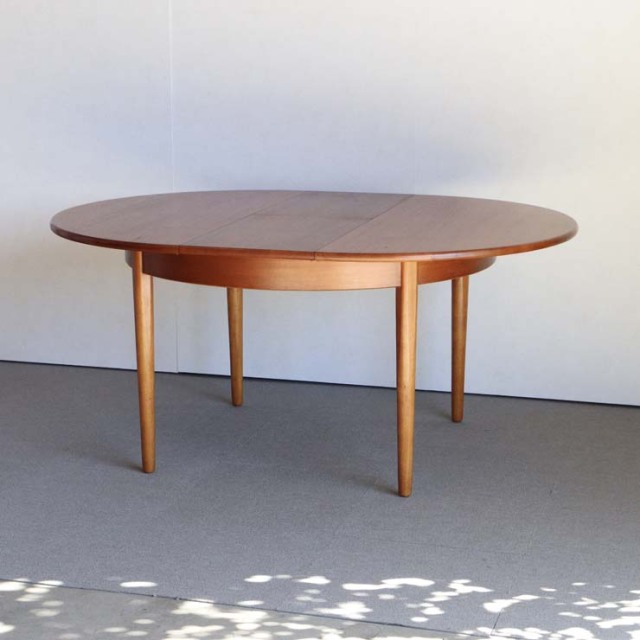 ラウンドダイニングテーブル | 英国ヴィンテージ家具 | タイムスリップ 