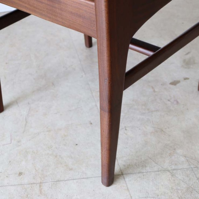 ヤンガー・フォンセンカシリーズのダイニングチェア　商品番号【122110c】