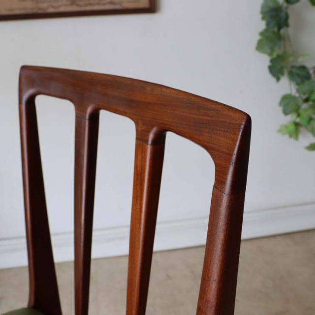 ヤンガー・フォンセンカシリーズのダイニングチェア　商品番号【122110d】