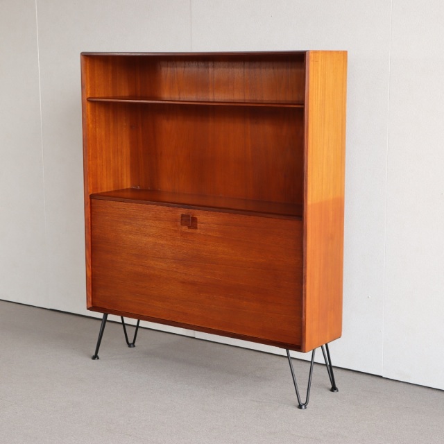 ジープランのアイアンレッグを付けた棚