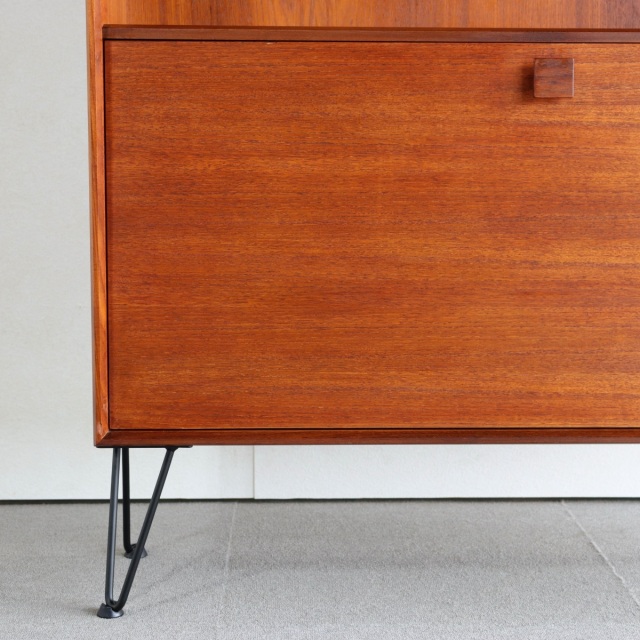 ジープランのアイアンレッグを付けた棚