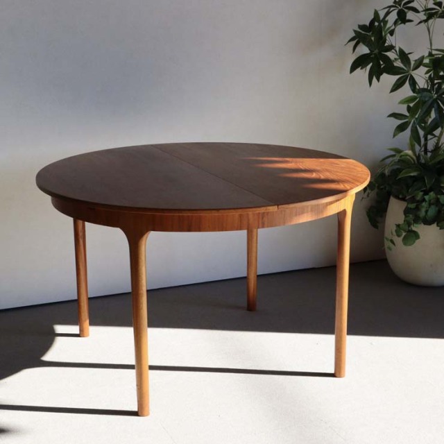 マッキントッシュMcINTOSHのヴィンテージ円形ダイニングテーブル