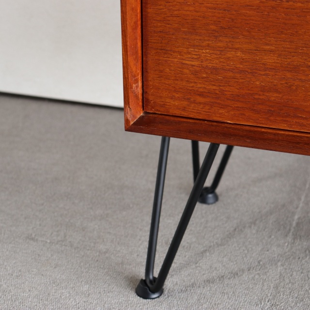 ジープランのアイアンレッグを付けた棚