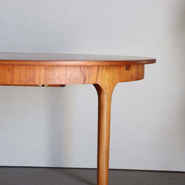 マッキントッシュMcINTOSHのヴィンテージ円形ダイニングテーブル