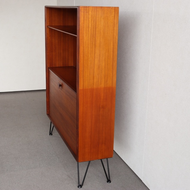 ジープランのアイアンレッグを付けた棚