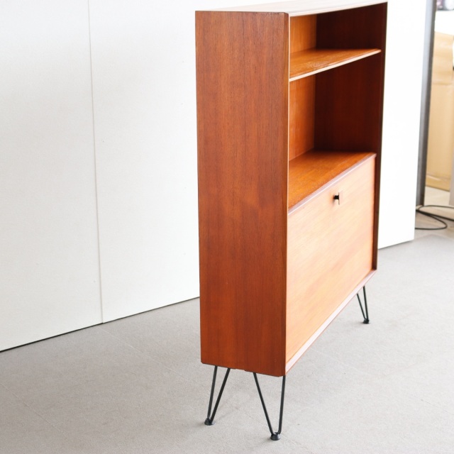 ジープランのアイアンレッグを付けた棚