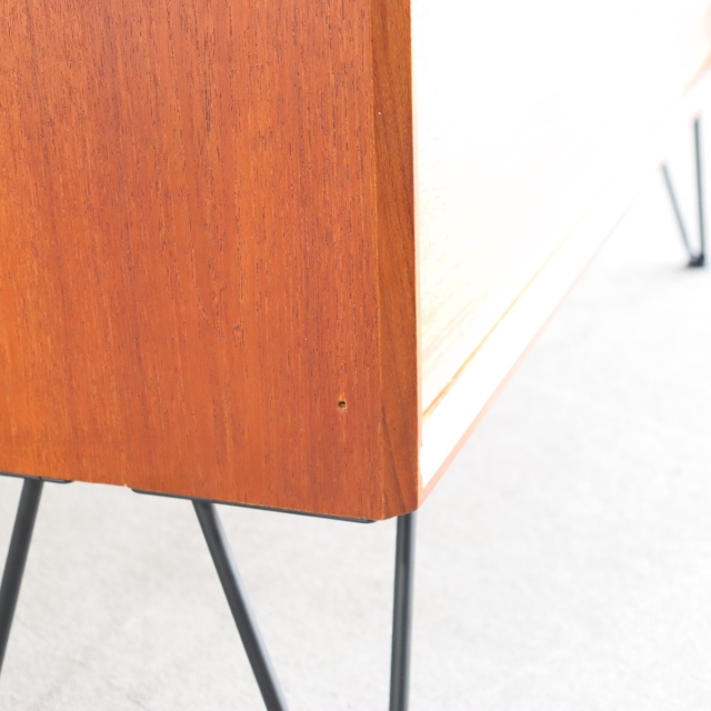 ジープランのアイアンレッグを付けた棚