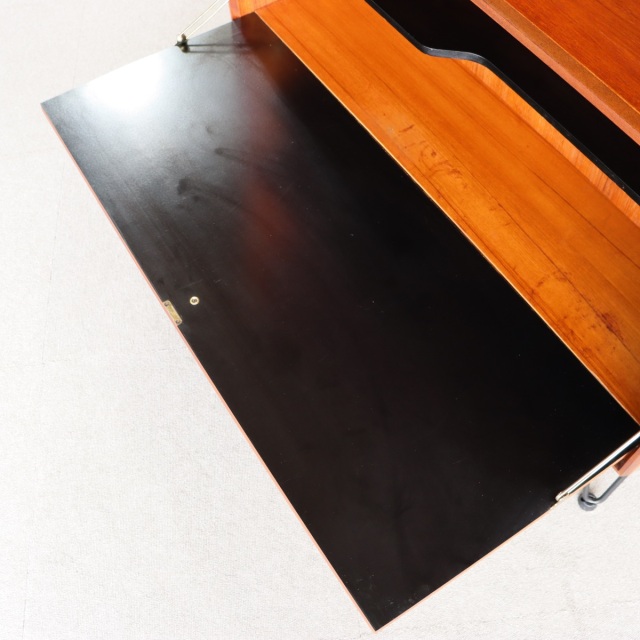 ジープランのアイアンレッグを付けた棚