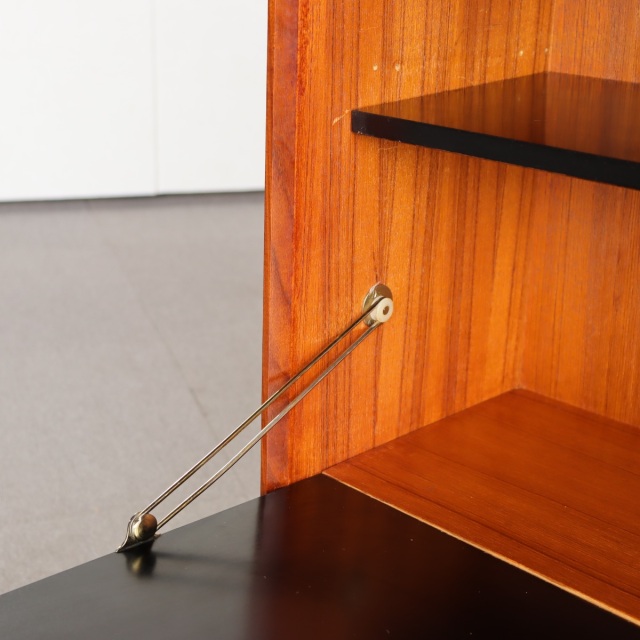 ジープランのアイアンレッグを付けた棚