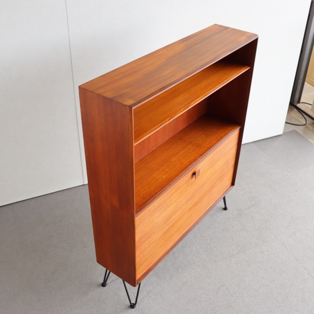 ジープランのアイアンレッグを付けた棚