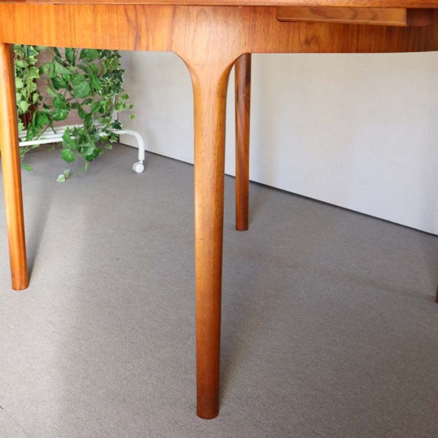 マッキントッシュMcINTOSHのヴィンテージ円形ダイニングテーブル