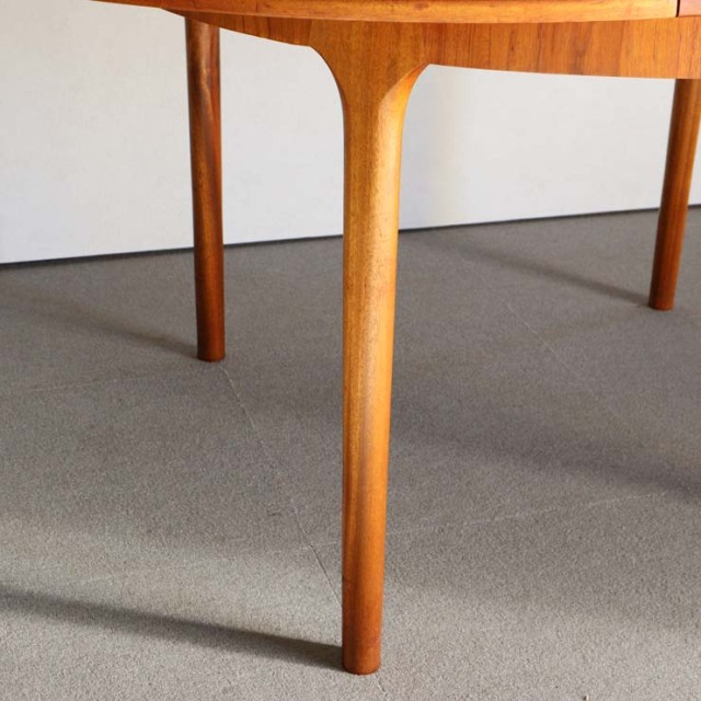 マッキントッシュMcINTOSHのヴィンテージ円形ダイニングテーブル