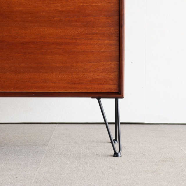 ジープランのアイアンレッグを付けた棚