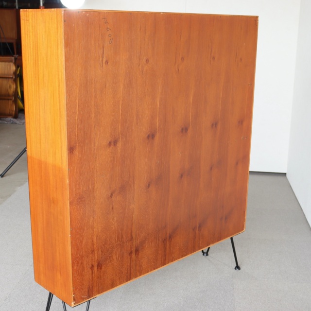 ジープランのアイアンレッグを付けた棚