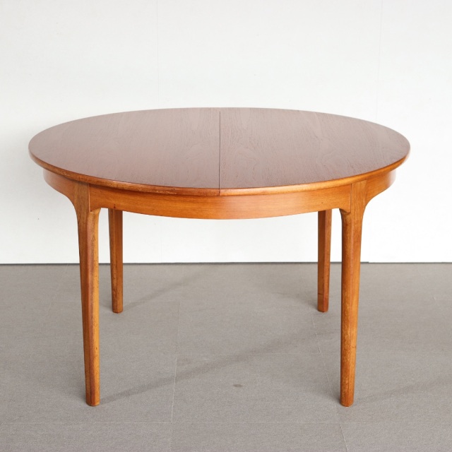 ネイサンNATHANのチーク材ラウンドダイニングテーブル