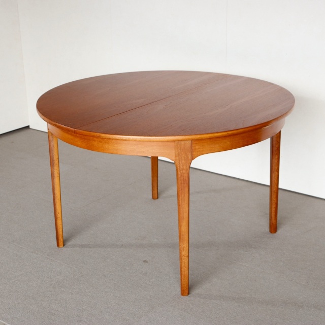 ネイサンNATHANのチーク材ラウンドダイニングテーブル