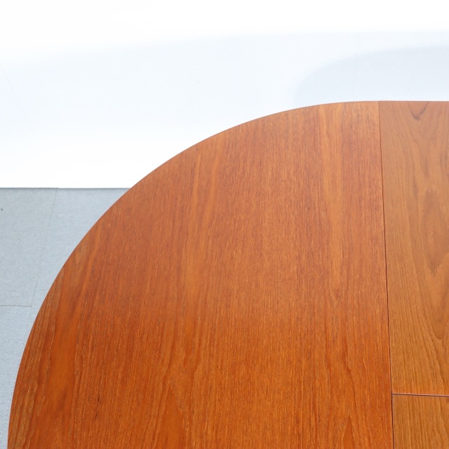 ネイサンNATHANのチーク材ラウンドダイニングテーブル