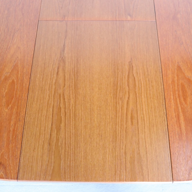 ネイサンNATHANのチーク材ラウンドダイニングテーブル