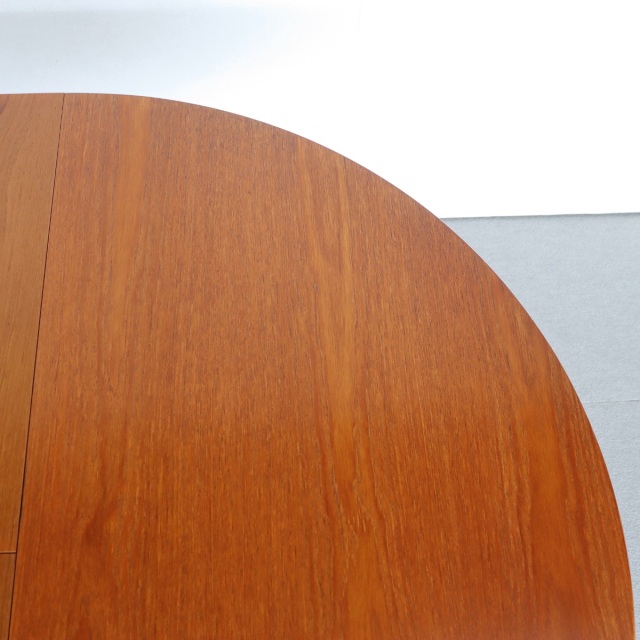 ネイサンNATHANのチーク材ラウンドダイニングテーブル