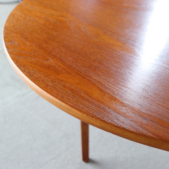 ネイサンNATHANのチーク材ラウンドダイニングテーブル