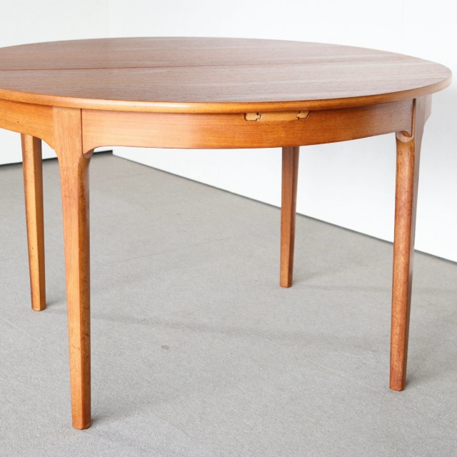 ネイサンNATHANのチーク材ラウンドダイニングテーブル