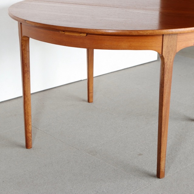 ネイサンNATHANのチーク材ラウンドダイニングテーブル