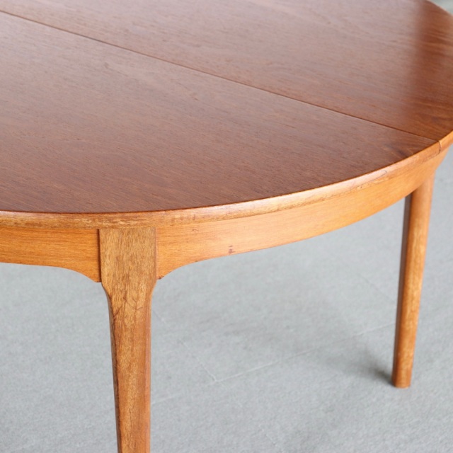 ネイサンNATHANのチーク材ラウンドダイニングテーブル