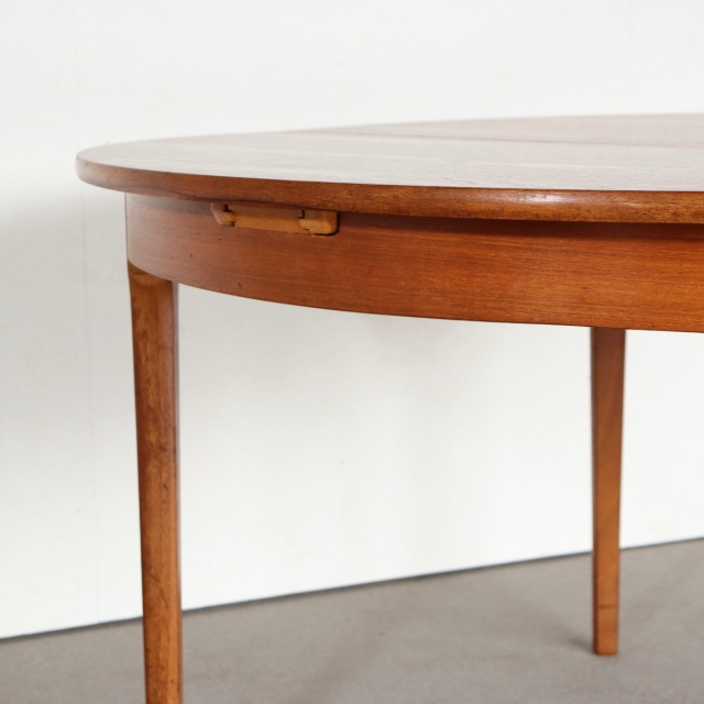 ネイサンNATHANのチーク材ラウンドダイニングテーブル