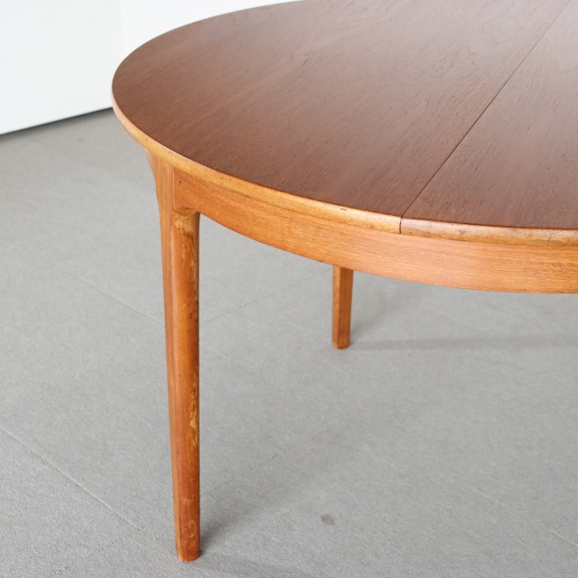 ネイサンNATHANのチーク材ラウンドダイニングテーブル