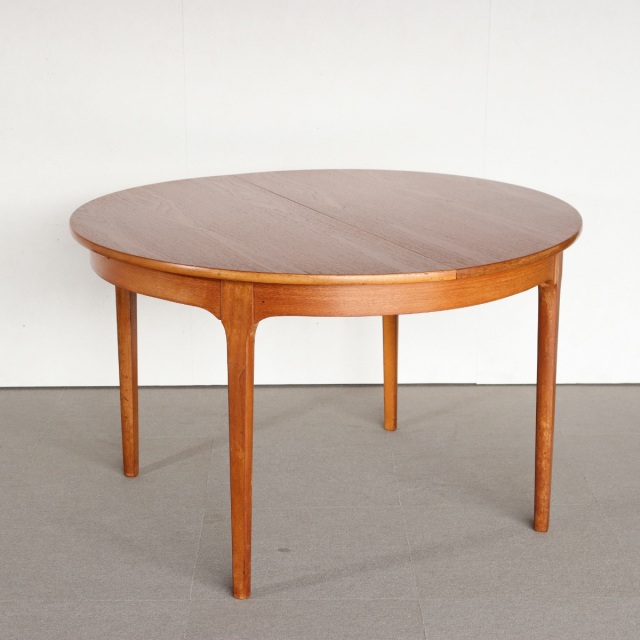 ネイサンNATHANのチーク材ラウンドダイニングテーブル